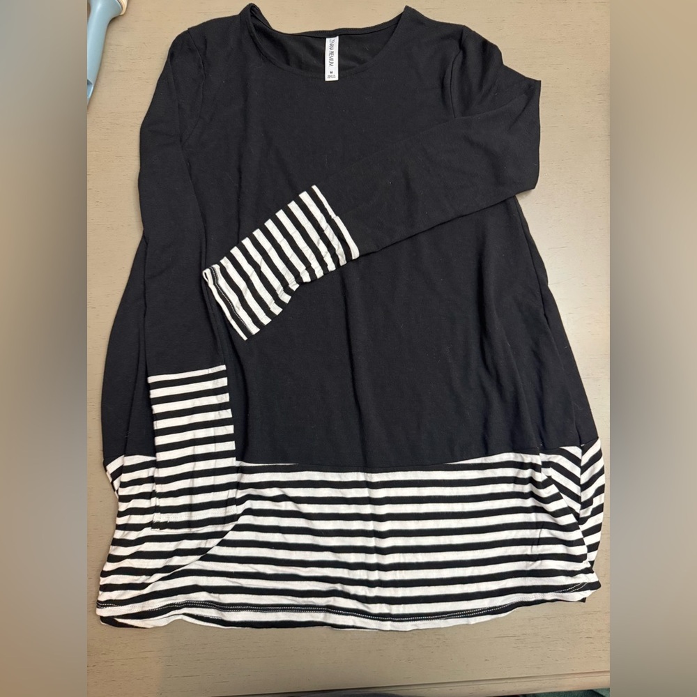 Zenana Premium Black and White Striped Long Sleeve tunic Top with pockets size M